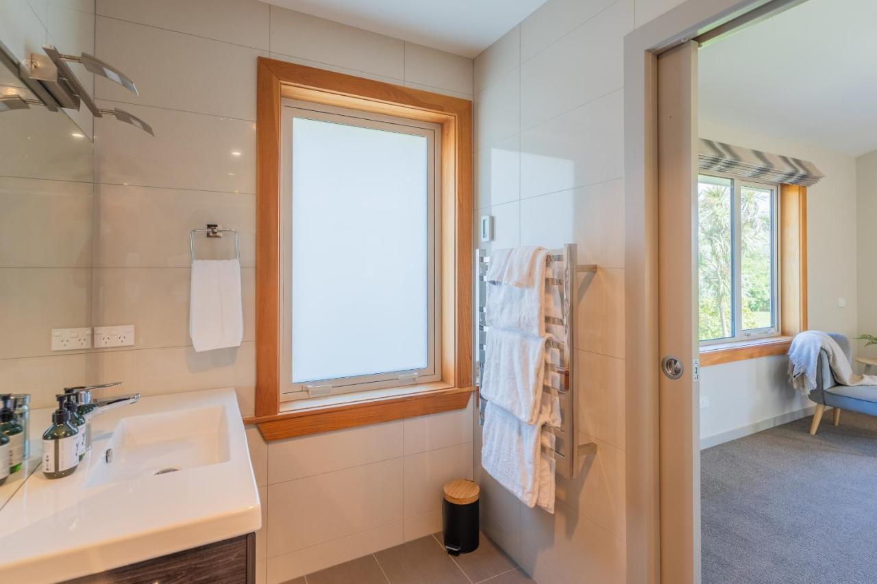 Anam Cara Gardens Luxury Villa Private Bedrooms And Ensuite Bathrooms Sleeps 9 Otaki Buitenkant foto