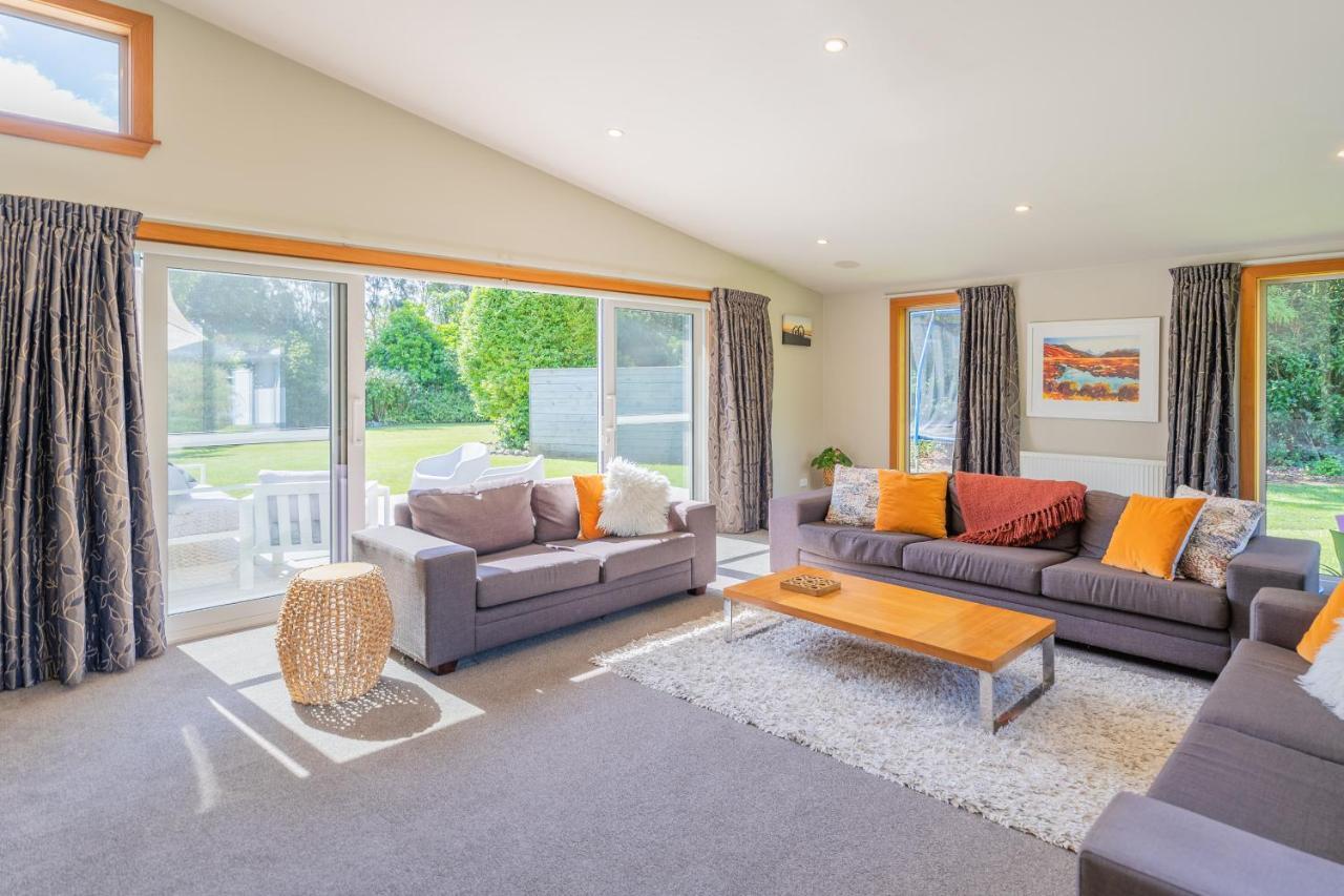 Anam Cara Gardens Luxury Villa Private Bedrooms And Ensuite Bathrooms Sleeps 9 Otaki Buitenkant foto
