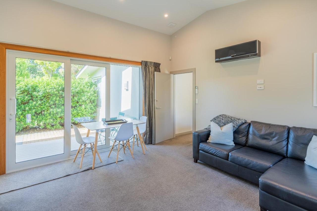 Anam Cara Gardens Luxury Villa Private Bedrooms And Ensuite Bathrooms Sleeps 9 Otaki Buitenkant foto
